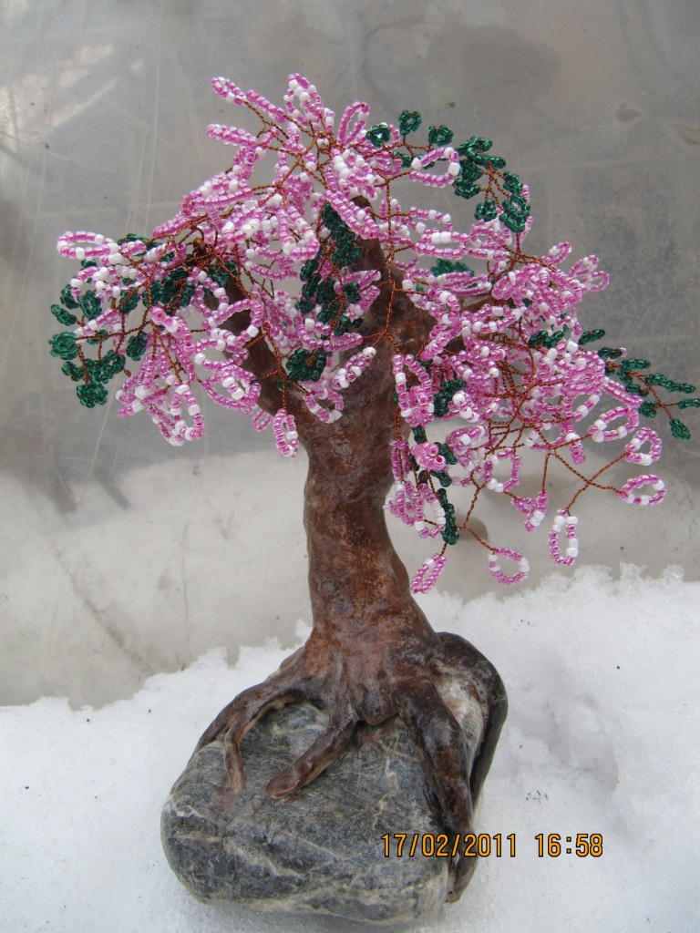 Цветущее дерево из бисера.