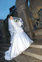 Продам сказочно красивое свадебное  платье  белого цвета с фатой торг 
