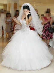 Свадебное платье (белоснежное)
