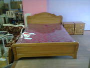 кровать  полтора на два метра и две прикроватные тумбочки