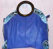 синяя сумка с голубыми вставками