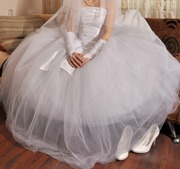 Продам свадебное платье (6 слоев),  к платью прилагается фата,  перчатки