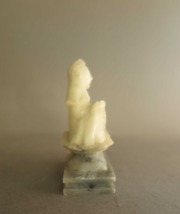 Статуэтка будды из белого камня. Нефрит (?)