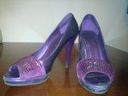 Фиолетовые туфли с камушками.